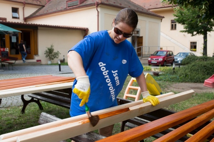 Lidé z Pfizeru natírali lavičky pro seniory