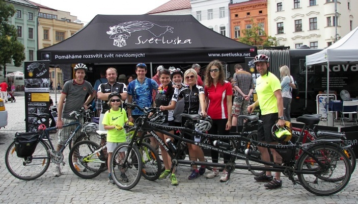 Tak jsme dojeli! Světluška a Radiožurnál zakončily v Plzni letní roadshow na trojkole. Světluška spustí sportovní granty pro nevidomé