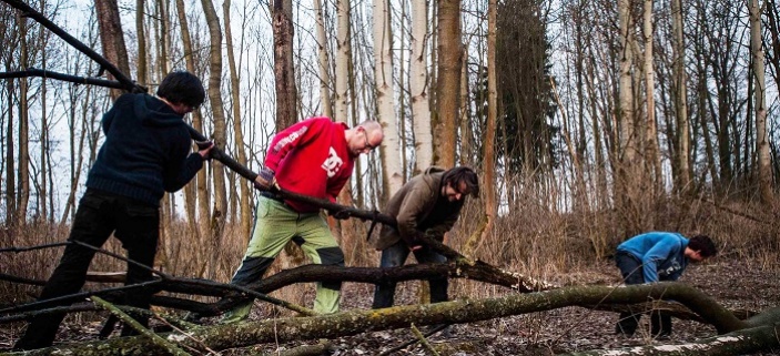 Postavili stan, schody i plot! 100 dobrovolníků na 10 Víkendovkách Tamjdemu!