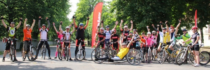 Více než stovka cyklistů objela Prahu, aby pomohli handicapovaným